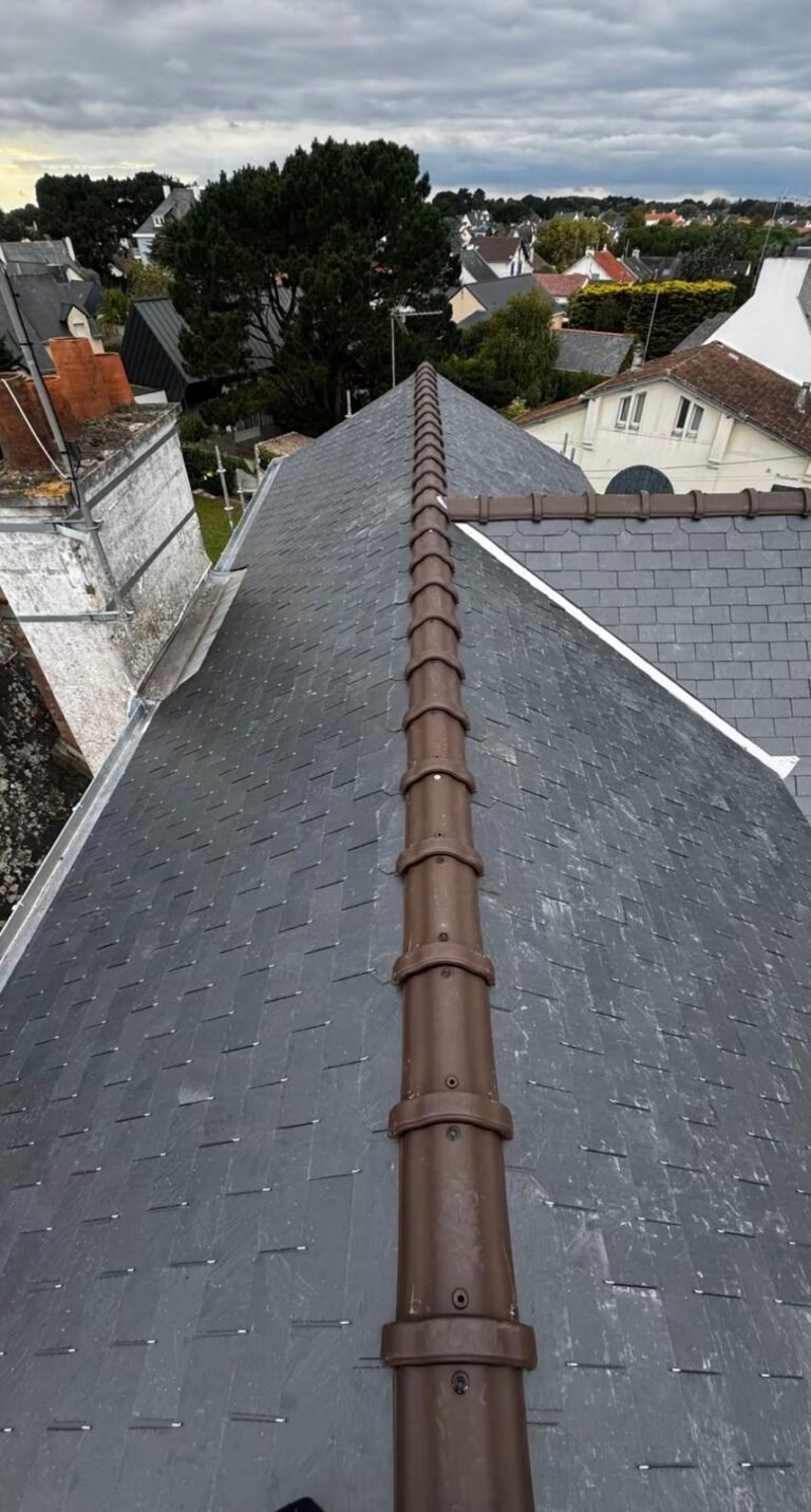 Couverture ardoise neuve et tuiles faîtières